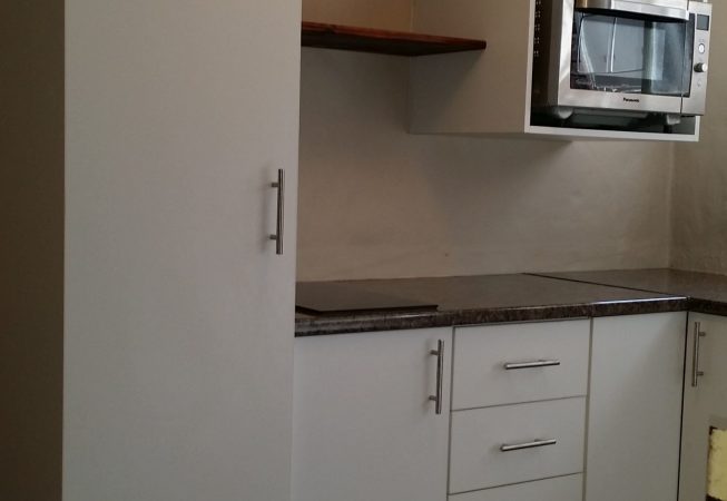 Guest Flat Kitchen in white melamine with Mocha Granite formica top