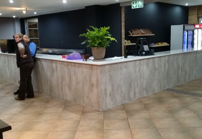 Shopfitting in Natural Concrete melamine with Kristal Gloss formica top