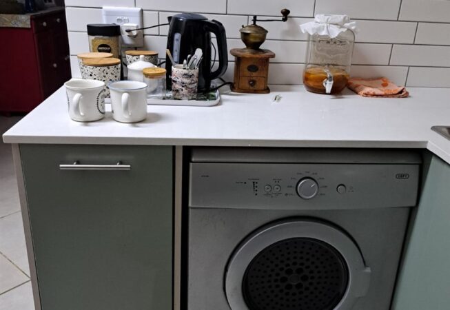 Kitchen revamp using Caraz, Congo and Arden Melamine with Vanilla quarts tops