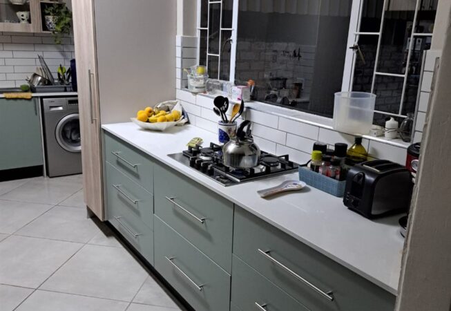 Kitchen revamp using Caraz, Congo and Arden Melamine with Vanilla quarts tops